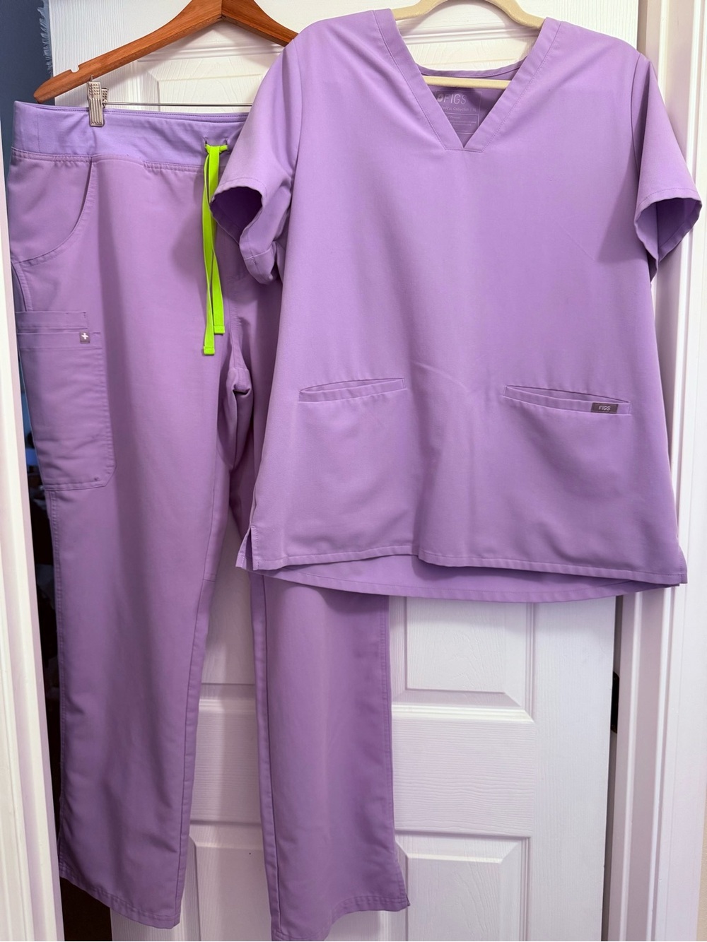 FIGS Women’s Lavender Straight-Leg Scrubs w/Neon Drawstring-Top XL, Pants XL/T
